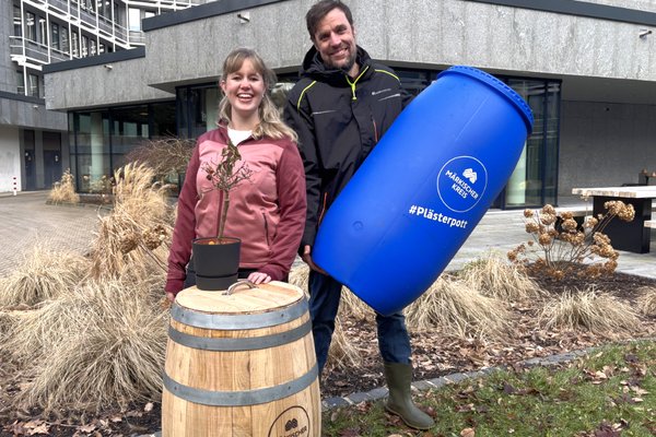 Alexandra Hartwig und Gregor Heggemann vom Team Klima beim Märkischen Kreis begleiten die Aktion "Plästerpott". Foto: Eileen Bräuniger / Märkischer Kreis
