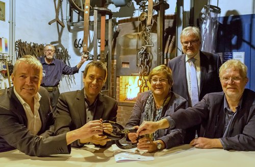 Vertreter von WasserEisenLand und der Route Industriekultur unterzeichnen im Jahr 2018 im Westfälischen Kettenschmiedemuseum Fröndenberg die Kooperationsvereinbarung zur weiteren Zusammenarbeit. Foto: Dietmar Millhoff