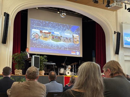Landrat Marco Voge begrüßte die Sportlerinnen und Sportler, Ehrengäste aus Politik und Verwaltung sowie Zuschauerinnen und Zuschauer im Städtischen Saalbau in Iserlohn-Letmathe. Foto: Katharina Buschmann / Märkischer Kreis