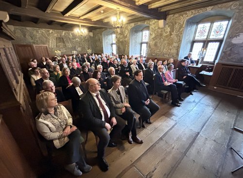 Mit vielen Gästen und prominenter Unterstützung fand am Sonntag der Festakt zu 150 Jahre Freunde der Burg Altena und die Eröffnung der neuen Sonderausstellung „Rückblick – 150 Jahre Museumsgeschichte in Altena“ auf Burg Altena statt. Foto: Alexander Bange / Märkischer Kreis
