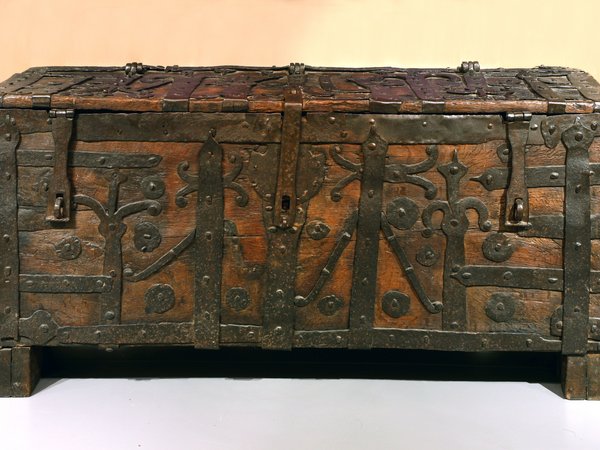 Während der Veranstaltung "Anno Tuck" am 2. und 3. August auf Burg Altena öffnen die Museen bei speziellen Führungen ihre Schatztruhe und zeigen ausgewählte Objekte. Zudem haben die Jüngsten Geleegenheit ihre eigenen Schatztruhen zu bauen. Foto: Holger Lüders/Märkischer Kreis