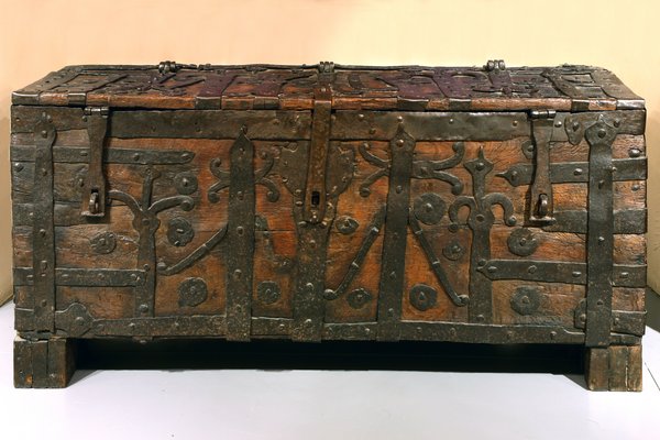 Während der Veranstaltung "Anno Tuck" am 2. und 3. August auf Burg Altena öffnen die Museen bei speziellen Führungen ihre Schatztruhe und zeigen ausgewählte Objekte. Zudem haben die Jüngsten Geleegenheit ihre eigenen Schatztruhen zu bauen. Foto: Holger Lüders/Märkischer Kreis