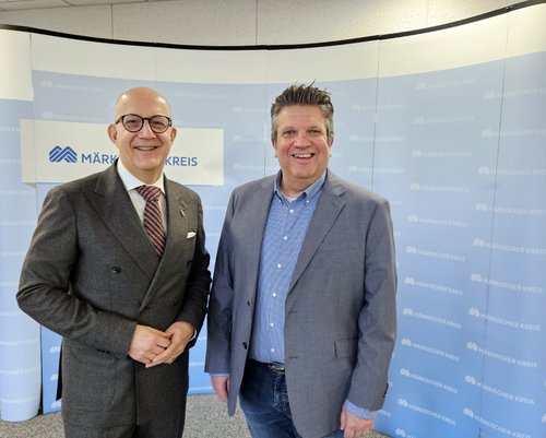 Im Austausch: Landrat Ralf Schwarzkopf (links) und Landtagsabgeordneter Gordan Dudas. Foto: Alexander Bange / Märkischer Kreis