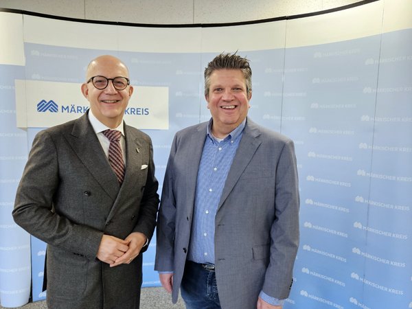 Im Austausch: Landrat Ralf Schwarzkopf (links) und Landtagsabgeordneter Gordan Dudas. Foto: Alexander Bange / Märkischer Kreis