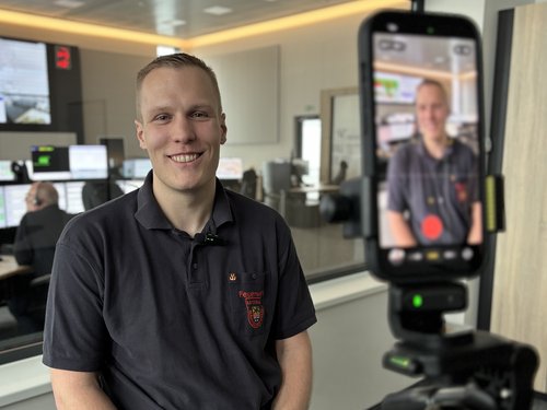 Steven Roß ist Disponent in der Kreisleitstelle des Märkischen Kreises. 2025 hat er drei Telefon-Reanimationen bei Kindern angeleitet. Foto: Hannah Heyn / Märkischer Kreis