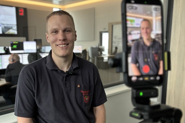 Steven Roß ist Disponent in der Kreisleitstelle des Märkischen Kreises. 2025 hat er drei Telefon-Reanimationen bei Kindern angeleitet. Foto: Hannah Heyn / Märkischer Kreis