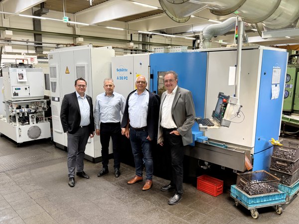 Unser Bild zeigt (von links): Landrat Marco Voge, Werkleiter Jürgen Trenner, GWS-Technologie-Scout Andreas Becker und GWS-Geschäftsführer Jochen Schröder. Foto: Alexander Bange / Märkischer Kreis