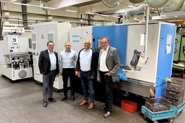 Unser Bild zeigt (von links): Landrat Marco Voge, Werkleiter Jürgen Trenner, GWS-Technologie-Scout Andreas Becker und GWS-Geschäftsführer Jochen Schröder. Foto: Alexander Bange / Märkischer Kreis