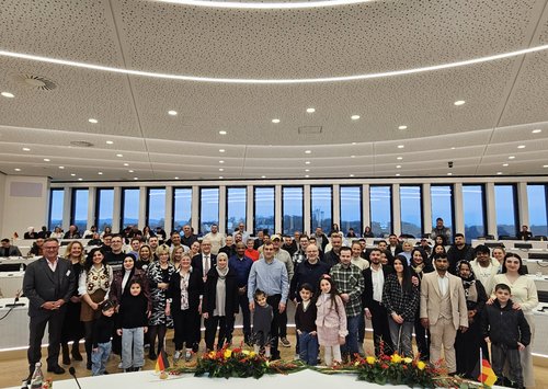 In einem feierlichen Rahmen erhielten 92 Menschen aus 24 verschiedenen Herkunftsländern im Kreishaus Lüdenscheid die deutsche Staatsbürgerschaft. Foto: Alexander Bange / Märkischer Kreis