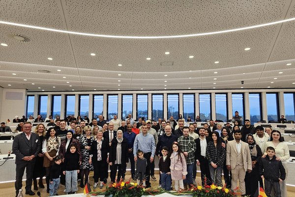 In einem feierlichen Rahmen erhielten 92 Menschen aus 24 verschiedenen Herkunftsländern im Kreishaus Lüdenscheid die deutsche Staatsbürgerschaft. Foto: Alexander Bange / Märkischer Kreis