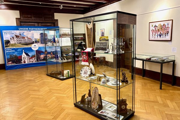 Eine Ausstellung im Kreishaus I in Altena zeigt Andenken und Geschenke aus den Partnerschaftskreisen Wrexham County Borough (Wales GB), Elbe-Elster (Brandenburg), Powiat Raciborski (Polen) und Waterford (Irland). Foto: Ulla Erkens/Märkischer Kreis 