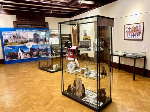 Eine Ausstellung im Kreishaus I in Altena zeigt Andenken und Geschenke aus den Partnerschaftskreisen Wrexham County Borough (Wales GB), Elbe-Elster (Brandenburg), Powiat Raciborski (Polen) und Waterford (Irland). Foto: Ulla Erkens/Märkischer Kreis 