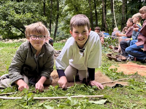 Für vier Tage sind 40 Kinder aus Balve, Hemer, Menden und Neuenrade an der Luisenhütte in die Rolle von Steinzeitmenschen geschlüpft. Foto: Hannah Heyn / Märkischer Kreis