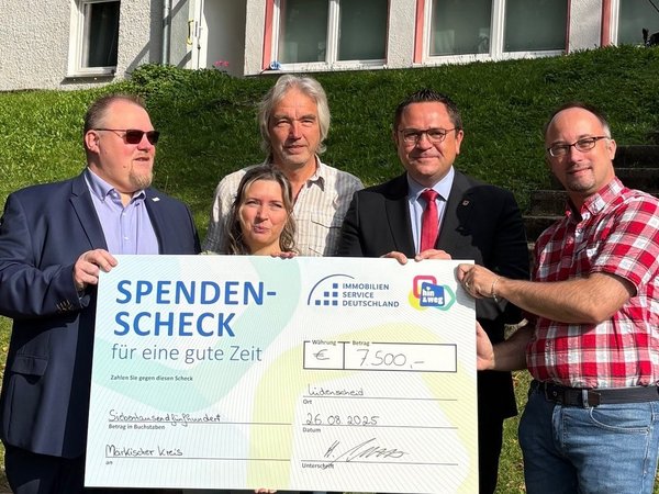 Am Haus St. Josef in Lüdenscheid überreichte Helko Wieduwilt von der Geschäftsleitung ISD Immobilien Service Deutschland, ein 7.500 Euro Scheck für ein Jugend-Kulturprojekt mit dem Partnerlreis Elbe-Elster an (v.l.) Daniela Hofrichter, Gruppenleitung für den ambulanten Bereich und unbegleitete Flüchtlingskinder, Jörg Fengels, Geschäftsführer aus St. Josef, Marco Voge, Landrat des Märkischen Kreises und Holger Schroer, Partnerschaftsbeauftragter des Märkischen Kreises. Foto: Ulla Erkens/Märkischer Kreis