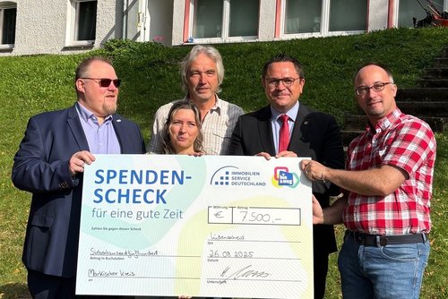 Am Haus St. Josef in Lüdenscheid überreichte Helko Wieduwilt von der Geschäftsleitung ISD Immobilien Service Deutschland, ein 7.500 Euro Scheck für ein Jugend-Kulturprojekt mit dem Partnerlreis Elbe-Elster an (v.l.) Daniela Hofrichter, Gruppenleitung für den ambulanten Bereich und unbegleitete Flüchtlingskinder, Jörg Fengels, Geschäftsführer aus St. Josef, Marco Voge, Landrat des Märkischen Kreises und Holger Schroer, Partnerschaftsbeauftragter des Märkischen Kreises. Foto: Ulla Erkens/Märkischer Kreis