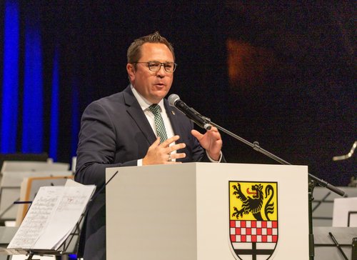 Landrat Marco Voge begrüßte das Publikum in der Balver Höhle. Foto: Sebastian Sendlak