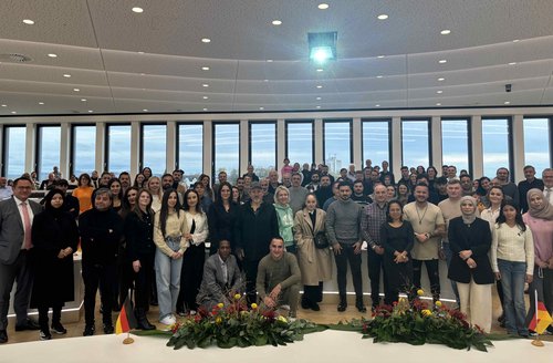 97 Menschen aus 22 Herkunftsländern erhielten im Kreishaus Lüdenscheid die deutsche Staatsbürgerschaft. Es war die letzte Amtshandlung des scheidenden Landrats Marco Voge. Foto: Eileen Bräuniger / Märkischer Kreis 97 Menschen aus 22 Herkunftsländern erhielten im Kreishaus Lüdenscheid die deutsche Staatsbürgerschaft. Es war die letzte Amtshandlung des scheidenden Landrats Marco Voge. Foto: Eileen Bräuniger / Märkischer Kreis