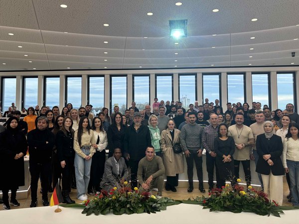 97 Menschen aus 22 Herkunftsländern erhielten im Kreishaus Lüdenscheid die deutsche Staatsbürgerschaft. Es war die letzte Amtshandlung des scheidenden Landrats Marco Voge. Foto: Eileen Bräuniger / Märkischer Kreis