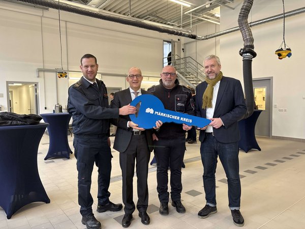Die symbolische Schlüsselübergabe für den neuen Rettungsdienststandort in Lüdenscheid mit (v.l.n.r.) Christopher Rehnert (Leiter Feuerwehr), Landrat Ralf Schwarzkopf, Christian Haase (Wachenleiter) und Bürgermeister Sebastian Wagemeyer. Foto: Eileen Bräuniger / Märkischer Kreis