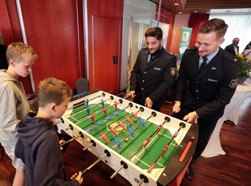 Auf einer Präsentationsfläche im Foyer des Kulturhauses war auch die Polizei, hier mit einem Kicker, vertreten. Foto: Sebastian Sendlak / Märkischer Kreis