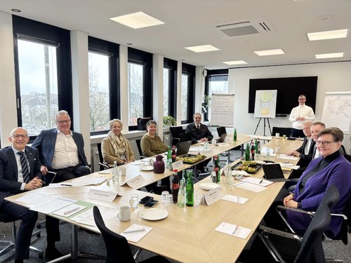 Unser Bild zeigt (von links): Landrat Ralf Schwarzkopf, Horst Peter Hohage, Leslie Kamphuis, Clarissa Zuber-Stich, Michael Kling, Referent Hanns Roesberg, Uwe Krischer, Kai Elsweier und Kreisdirektorin Barbara Dienstel-Kümper. Foto: Eileen Bräuniger / Märkischer Kreis