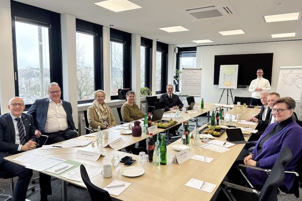 Unser Bild zeigt (von links): Landrat Ralf Schwarzkopf, Horst Peter Hohage, Leslie Kamphuis, Clarissa Zuber-Stich, Michael Kling, Referent Hanns Roesberg, Uwe Krischer, Kai Elsweier und Kreisdirektorin Barbara Dienstel-Kümper. Foto: Eileen Bräuniger / Märkischer Kreis