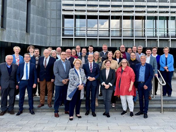 In einer kleinen Feierstunde im Lüdenscheider Kreishaus mit Vertretern der Kreistagsfraktionen und den Fachbereichsleitern der Verwaltung verabschiedete Landrat Ralf Schwarzkopf offiziell ehemalige Kreistagsmitglieder der zehnten Wahlperiode. Foto: Ulla Erkens/Märkischer Kreis