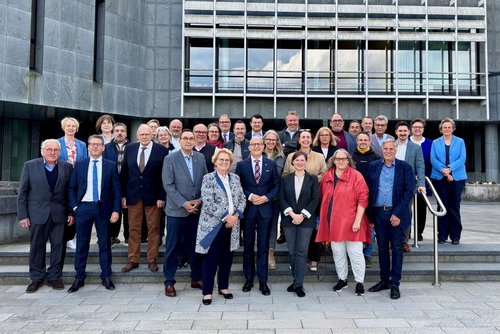 In einer kleinen Feierstunde im Lüdenscheider Kreishaus mit Vertretern der Kreistagsfraktionen und den Fachbereichsleitern der Verwaltung verabschiedete Landrat Ralf Schwarzkopf offiziell ehemalige Kreistagsmitglieder der zehnten Wahlperiode. Foto: Ulla Erkens/Märkischer Kreis