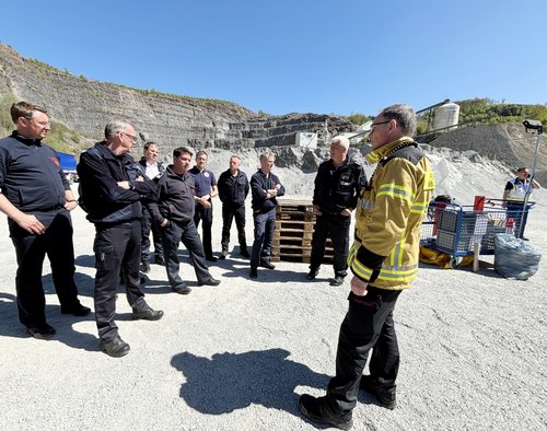 Kreisbrandmeister Michael Kling machte sich mit dem Stab der Einsatzleitung und der Kreisleitstelle ein Bild über die Arbeiten am Steinbruch. Foto: Alexander Bange / Märkischer Kreis