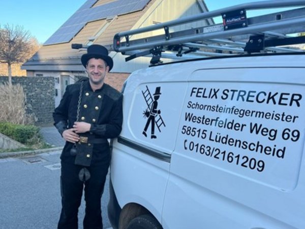Bezirksschornsteinfeger Felix Strecker hat den Kehrbezirk MK 32 von dem bisher Bevollmächtigten Carsten Losse übernommen. Foto: Privat