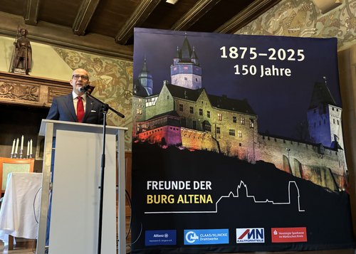 Landrat Ralf Schwarzkopf: "Bis heute sind die Freunde der Burg Altena ein unverzichtbarer Partner, wenn es darum geht, Geschichte zu bewahren und erlebbar zu machen. Gemeinsam mit den Kolleginnen und Kollegen der Kreisverwaltung, der Stadt Altena und vielen Unterstützern sorgen sie dafür, dass unsere Burg so ein großes kulturelles, touristisches und historisches Highlight im Kreis ist." Foto: Alexander Bange / Märkischer Kreis
