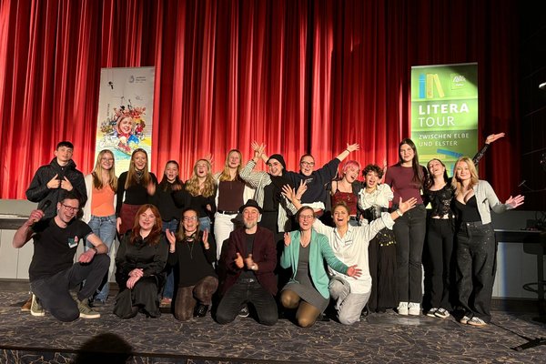 Sechs junge Wortakrobatinnen aus dem Literaturkurs der Q1 von der Adolf-Reichwein-Gesamtschule aus Lüdenscheid haben am Poetry Slam im Partnerkreis Elbe-Elster teilgenommen. Foto: Märkischer Kreis