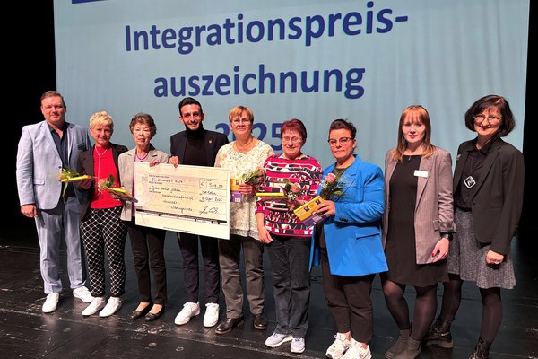 Der Integrationspreis 2025 ging an die Nachbarschaftshilfe aus Nachrodt-Wiblingwerde. Für 2026 können bis zum 31. Januar Vorschläge für herausragendes ehrenamtliches Engagement in der Integrationsarbeit eingereicht werden.Foto: Hannah Heyn / Märkischer Kreis