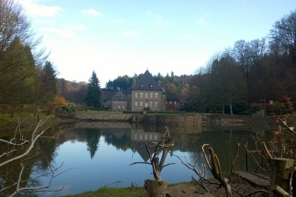 Der Naturpark Sauerland Rothaargebirge lädt zu einer kulturgeschichtlichen Wanderung nahe Schloß Neuenhof in Lüdenscheid ein. Foto: Alexander Neumann