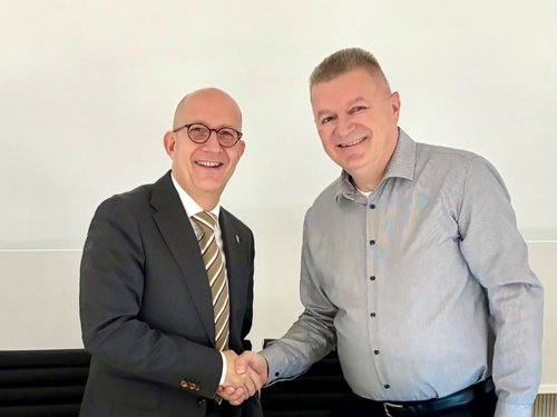 Landrat Schwarzkopf gratulierte Stefan Herbel zur Wahl als Vorsitzender des Jugendhilfeausschusses des Märkischen Kreises. Foto: Ulla Erkens/Märkischer Kreis