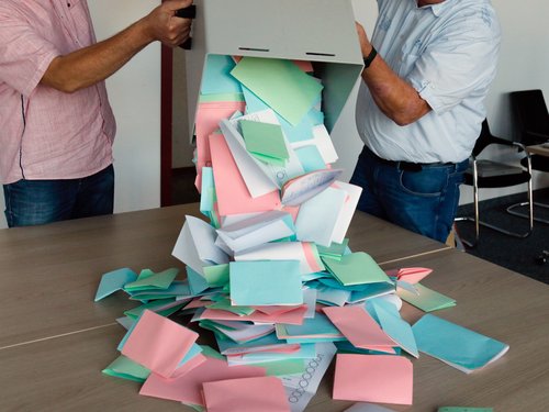 Alle Hände voll zu tun haben die Wahlhelfer bei der Kommunalwahl am 14. September 2025. Symbol-Foto: Ursula Erkens / Märkischer Kreis