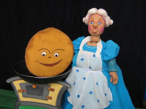 Das Seifenblasen Figurentheater aus Meerbusch spielt am 12. November das Stück "Der dicke fette Pfannekuchen" auf Burg Altena. Foto: Seifenblasen Figurentheater Meerbusch