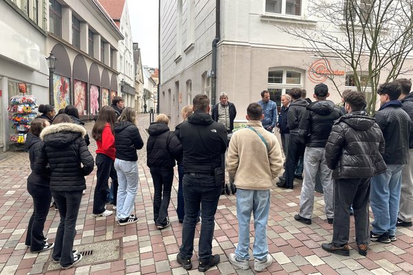 Im Rahmen der Internationalen Wochen gegen Rassismus nahm eine zehnte Klasse der Humboldtschule Halver an einem Stadtrundgang durch die nationalsozialistische Geschichte Lüdenscheids entlang der Stolpersteine teil. Foto: Julia Viktory/ Märkischer Kreis