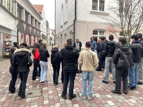 Im Rahmen der Internationalen Wochen gegen Rassismus nahm eine zehnte Klasse der Humboldtschule Halver an einem Stadtrundgang durch die nationalsozialistische Geschichte Lüdenscheids entlang der Stolpersteine teil. Foto: Julia Viktory/ Märkischer Kreis