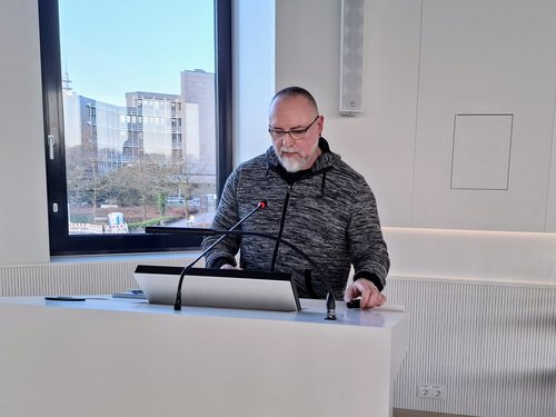 Medienpädagoge Guido Kientopf berichtete im Lüdenscheider Kreishaus über die digitale Neuausrichtung des Medienzentrums. Foto: Ulla Erkens/Märkischer Kreis