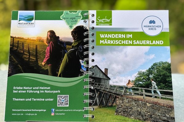 Komplett überarbeitet, mit neuen Wanderrouten, ausführlichen Beschreibungen, Kartenmaterial und vielen Fotos ist kostenlose Broschüre „Wandern im Märkischen Sauerland“ bei den Tourismusbüros der Städte und Gemeinden sowie in den Bürgerbüros der Kreisverwaltung in Iserlohn und Lüdenscheid erhältlich. Foto: Ulla Erkens/Märkischer Kreis