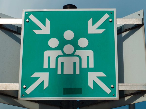 Zu sehen ist ein Notfall-Sammelschild