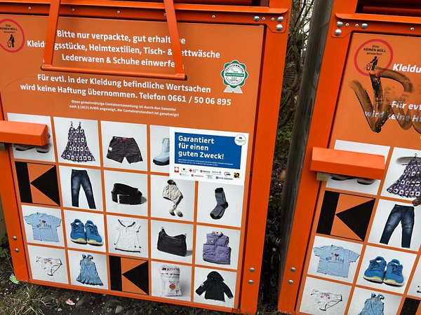 Gebrauchte Kleidung, die noch tragbar und sauber ist, kann weiterhin in die Altkleidercon-tainer gegeben werden. Diese Container sind seit Jahresbeginn im Märkischen Kreis mit dem Aufkleber „Garantiert für einen guten Zweck!“ gekennzeichnet – ein Hinweis auf die Zusam-menarbeit mit gemeinnützigen Organisationen. Foto: Märkischer Kreis