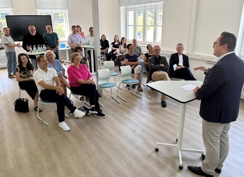 Mit einer Feierstunde und Gästen aus Politik, Verwaltung und Bildung hat der Kreis das Medienzentrum in Altena offiziell wiedereröffnet. Landrat Marco Voge erinnerte in seiner Rede unter anderem an frühere Zeiten, als das Medienzentrum noch Filmrollen, Dias und Projektoren verlieh. Foto: Alexander Bange / Märkischer Kreis 