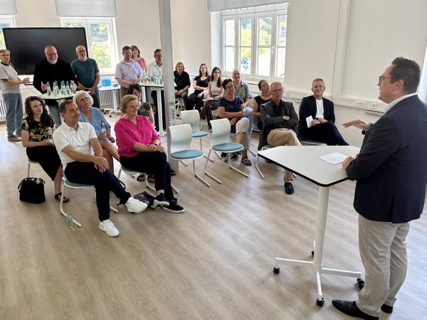 Mit einer Feierstunde und Gästen aus Politik, Verwaltung und Bildung hat der Kreis das Medienzentrum in Altena offiziell wiedereröffnet. Landrat Marco Voge erinnerte in seiner Rede unter anderem an frühere Zeiten, als das Medienzentrum noch Filmrollen, Dias und Projektoren verlieh. Foto: Alexander Bange / Märkischer Kreis 
