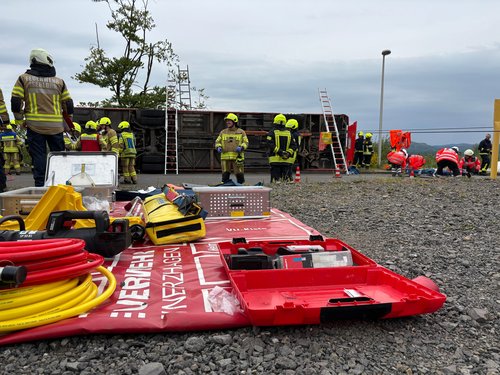 Der auf der Seite liegende Linienbus sorgte für erschwerte Bedingungen bei der MANV-Übung. Foto: Hannah Heyn / Märkischer Kreis