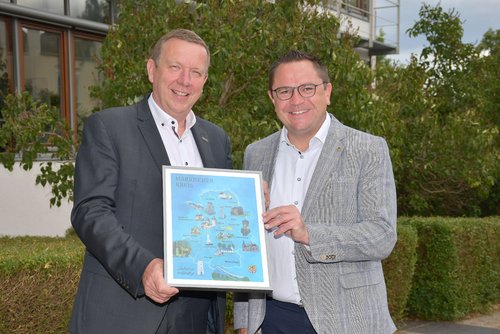 Ausflugstipps aus dem Märkischen Kreis: Landrat Marco Voge (r.) überreichte seinem Gastgeber aus dem Landkreis Elbe-Elster, Landrat Christian Jaschinski (l.), eine gerahmte Kartenübersicht zu sehenswerten Ausflugszielen im Märkischen Kreis. Fotos Pressestelle Elbe-Elster 