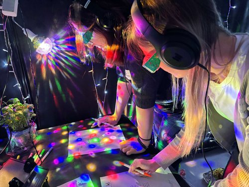 Besonders laut und bunt ging es im Workshop zum Thema „Reizüberflutung“ zu. Foto: Katharina Buschmann / Märkischer Kreis