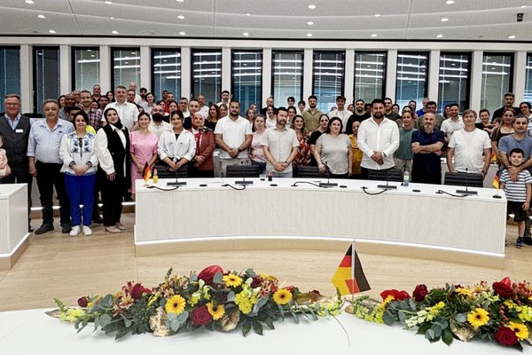 In einem feierlichen Rahmen erhielten Menschen aus 20 verschiedenen Herkunftsländern im Kreishaus Lüdenscheid die deutsche Staatsbürgerschaft. Foto: Alexander Bange / Märkischer Kreis
