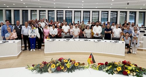 In einem feierlichen Rahmen erhielten Menschen aus 20 verschiedenen Herkunftsländern im Kreishaus Lüdenscheid die deutsche Staatsbürgerschaft. Foto: Alexander Bange / Märkischer Kreis